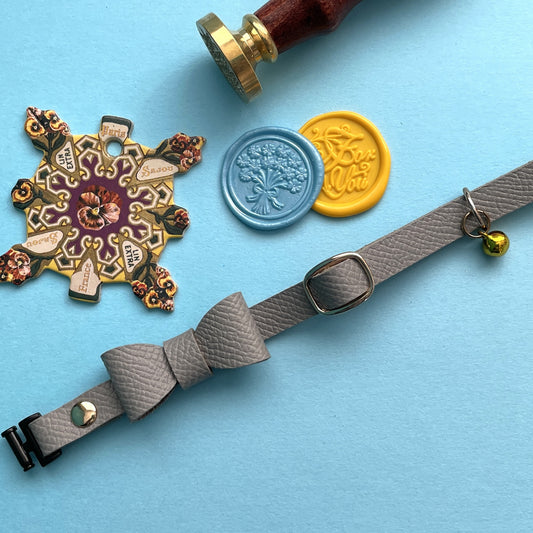 猫 首輪 革製 | ライトグレー | リボン付き|セーフティバックル|名前入れ|BLUEGE